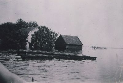 Woning-Hiemstra-onder-water
Middenweg 76 onder water 1945.
Bewoners van dit huis o.a. Mw. Hiemstra, daarna  J. Kostelijk
