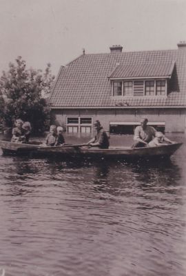 Inundatie-Horstermeer
Fam C Kroone met evacues uit Arnhem.
rechts Cor Kroone.
Huis van de gebroeders de Geus.
