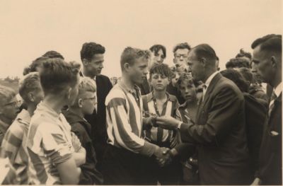 25-jarig-jub-VBO-medaille-Ankeveense-Boys
25 jarig bestaan V.B.O. Voorzitter Leo van Melsen en Herman Bornheim overhandigen een medaille aan Ankeveense Boys.
Trefwoorden: voetbal