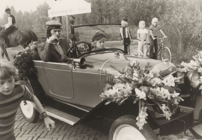 25e-jarig-regerings-jubileum
Ton Vendrig in een oude versierde auto.
