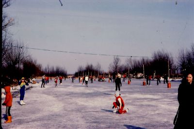 Schaatsen-in-Overmeer
In 1980 bestonden nog winters met schaats-ijs.
Hier de ijsbaan aan Overmeer.
