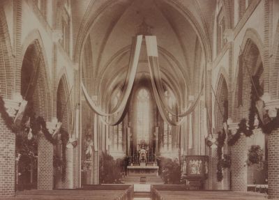 Katholieke-Kerk-Interieur
Interieur Katholieke Kerk.
Foto gemaakt ter gelegenheid van het zilveren priesterjubileum van Pastoor P.J. Geenen.
