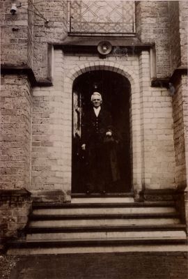 Dominee-in-zij-ingang-van-Willibrordkerk
Dominee H P Stegeman voor de Hervormde kerk, aan de zij-ingang van de Willibrordkerk.
Hij was predikant van 1930-1940.
