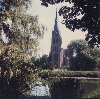 RK-kerk
RK-kerk gezien vanaf de Voorstraat. Het tussenliggende water is van de Reevaart, gedempt later in 1969.
De Reevaart is in 1969 gedempt i.v.m. de bouw en inrichting van de Horn en Kuijerpolder.
Trefwoorden: RK-Kerk; Reevaart; Horn en Kuyerpolder
