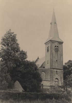 Willibrordkerk
De toren van de Willibrordkerk.
De entree van de kerk is sedert 2007  aan de westzijde.
