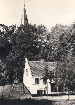 Toegangstrap-Willibrordkerk
Woning aan de toegangstrap tot de Willibrord-kerk.
De woning is gebouwd tegen “den Berg”.
