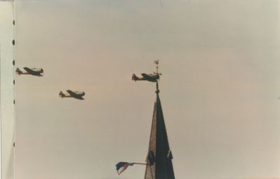 Vliegtuigen-boven-kerk
35 jaar bevrijding Vliegtuigen rond de kerktoren
