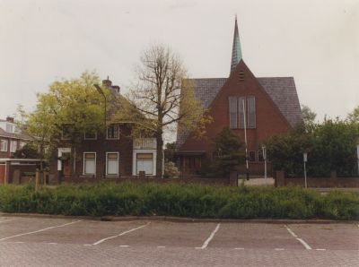 Gereformeerde-Kerk
Gereformeerde kerk met links de pastorie.
De foto is genomen net voor de verbouw van de kerk tot appartementen.
