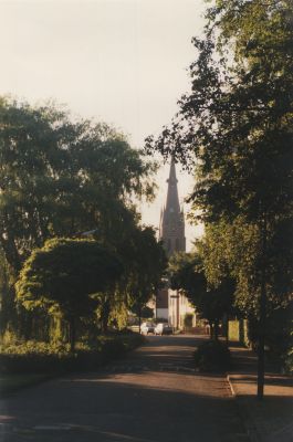 RK-Kerk-gezien-vanuit-De-Ruisdaelstraat
Ruysdaelstraat.
De toren van de katholieke kerk op de achtergrond.
