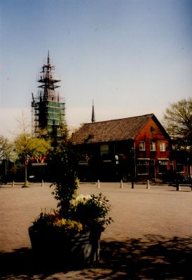 Plein-tussen-Voorstraat-en-Dammerweg
Op de voorgrond restaurant Het Spiegelhuis.
Op de achtergrond de in de steigers staande Toren van de RK kerk Maria Hemelvaart.
 De foto is gemaakt tijdens de restauratie van de kerk
