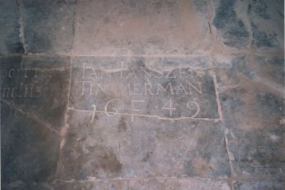 Grafsteen-Hervormde-Kerk
Grafsteen gevonden bij het wegbreken van de vloer van de Hervormde Kerk
Trefwoorden: Hervormde Kerk, grafsteen