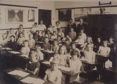 Warinschool-in-1938
Warinschool
Rechts:  Meester Kalter.
Links:    Juffrouw Van Emmerik
