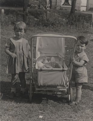 Kinderen
2 kinderen bij kinderwagen
