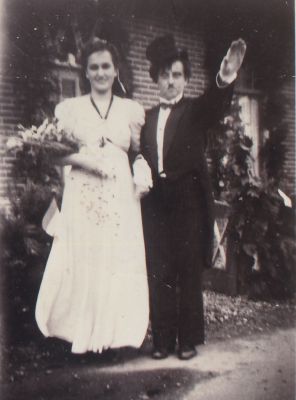 Verkleedpartij
Dora Scherpenhuizen en Leny Ketelaar verkleed als Adolf  Hitler en Eva Braun, 05 mei 1951. Bevrijdingsdag
