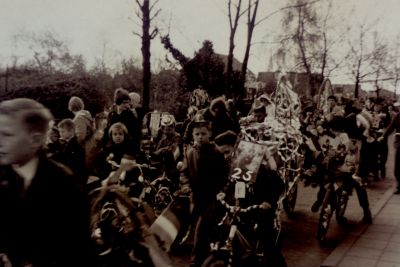 Versierde-fietsen
Koninginnedag 1960.
Voorstraat.
