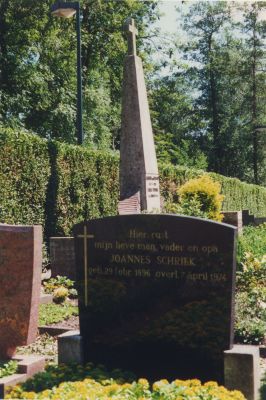 Graf-van-Joannes-Schriek
Graf van Joannes Schriek. Hij was kantonier.
Zijn vrouw had een tabakszaak op de Overmeerseweg.
Met het monument daarachter wordt Albert v. Benschop herdacht,
die bij de razzia van januari 1945 is omgekomen.
