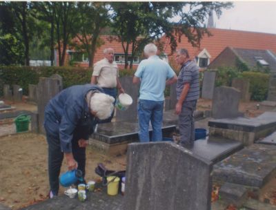 Werkgroep-Oude-Begraafplaats
Met plastic emmer: Ruud Verkaik.
Rugzijde: Piet Faltay en Ton Kuys.
Koffieschenkend: Bertha van Leeuwen van Huisstede.

