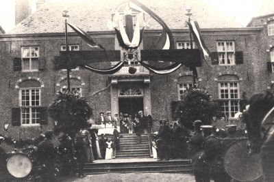 Inhuldiging Baron van Lynden
Inhuldiging Baron van Lynden.
Tot 1912 was hij bewoner van het Kasteel, daarna burgemeester van Utrecht
Trefwoorden: NdB