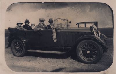 Graaf-baron-van-Bylant
Autoritje 1930.
Chauffeur: Franke Slump (zoon van Jan).
Naast hem: Graaf-baron van Bylant.
In de auto achterin midden: Jan Slump
