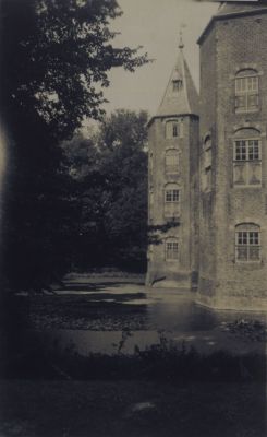 Uitzicht-op-kasteel-voor-de-brand-van-1971
E  n der torens van kasteel    De Nederhorst    v    r de brand van 1971
Trefwoorden: Kasteeltoren