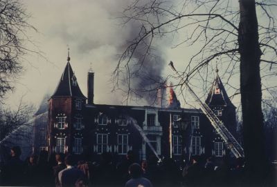 Brand-kasteel-Nederhorst
De “hoogwerker” (lange ladder)  was van de brandweer uit Weesp.
Trefwoorden: Hoogwerker; Weesp; brand; brandweer.