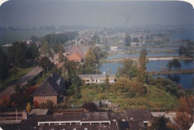 Vogelvlucht-over-Spiegelplas
Uitzicht op de spiegelpolder en de Dammerweg.
Foto genomen uit de toren van de R.K.Kerk
Trefwoorden: Spiegelpolder