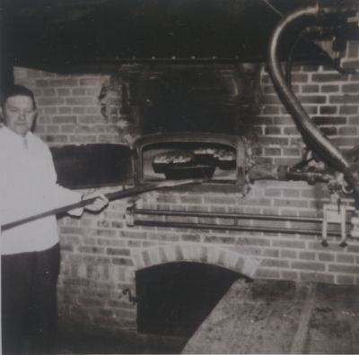 Bakker-v-d-Linden-bij-de-oven
in de bakkerij met oven gestookt met peterolie.
Trefwoorden: Bakkerij  Oven