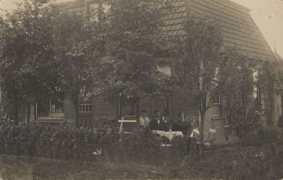 Familiefoto
Anne en Floor Evers in de tuin voor hun huis
Trefwoorden: Kruidenierswinkel Kruidenierswinkel