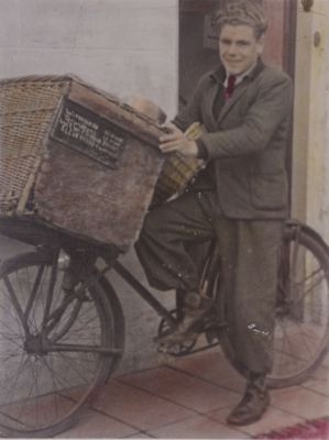 Op de fiets brood bezorgen
Bram Hageman bezorgde brood met een transportfiets voor bakker van Dam.
Volgens prijslijst kostte een wit brood 24 cent
Trefwoorden: Voorstraat Bakke