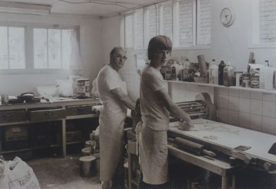 Bakker-Jan-Tinholt-in-zijn-bakkerij
Bakker Jan Tinholt met zijn knecht Fred Portengen in zijn bakkerij.
