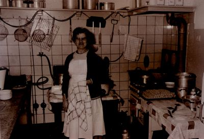 Keuken-Wapen-van-Nederhorst
Bertha Portengen in de keuken van Bondshotel van het Wapen van Nederhorst.
De eigenaren was Thomas van de Meer.
De huidige naam anno 2009 is Het Spieghelhuis.
Trefwoorden: Horeca