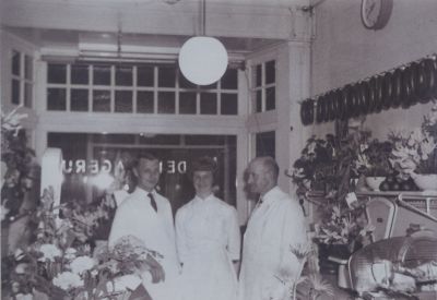 Overname-Slagerij
Overname door de familie Koster van de slagerij van Herman Martens in de Brugstraat.
Links de heer Koster, in het midden mevrouw Koster, rechts Hermen Martens.
