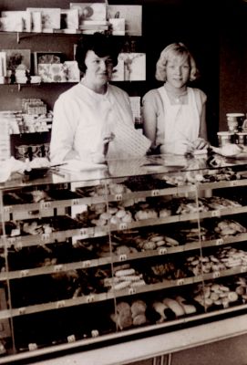 M-Mevr-Roukens-de-Geus-en-Marian-Ouweneel
Mevr Roukens met haar hulp Marian Ouweneel in de winkel van de bakkerij aan de Overmeerseweg
Trefwoorden: Middenstand  Overmeer Bakkerij