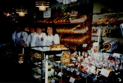 Bakkerij-Wim-Dubelaar
Laatste winkeldag van bakker Wim Dubelaar
Links Mevr J Dubelaar met haar 3 dochters
