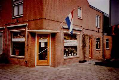 Brood-bakkerij-Dubelaar
In 1956 betrok bakker Wim Dubelaar dit pand.  
Men kwam vanuit het Jaagpad.
In 1990 werd besloten de winkel te sluiten
