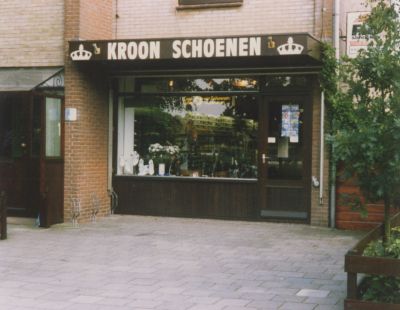 Schoenmakerij-Kroon
De winkel van schoenmaker G. Kroon.
Overmeerseweg 85.
