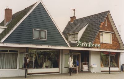 Winkel-Fa-Brinkers
De winkel van de Fa. Brinkers. 
Verkoop van Heren-en Dameskleding, Textiel en Woninginrichting.
