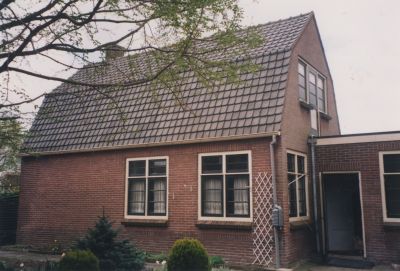 Bakker
Winkel-woonhuis van de fam J v Wijngaarden Overmeerseweg 128.
