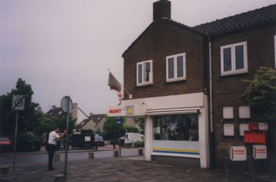 Kruidenierszaak
Kruidenierszaak.
Heeft daar slechts kort gezeten en is in september 1999 gesloten.
