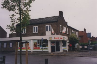 Troefmarkt
Kruidenierszaak.
Troefmarkt Hageman. 
Heeft daar slechts kort gezeten en is in september 1999 gesloten.
