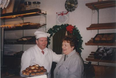 In-de-bakkerswinkel
Bakker Joop v d Linden met zijn vrouw-  De sluiting van de winkel- bakkerij
Trefwoorden: Bakkerij Bakkerij