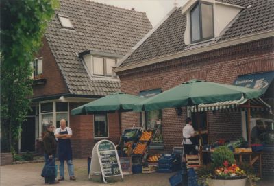 Groenteboer-van-de-Panne
Voor de winkel Dick van de Panne met Th. Groenendaal
