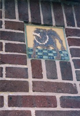 Tegeltje-aan-de-wand
Mozaiek op het Penhuisje op de Overmeerseweg 116-118.
De haan staat voor waakzaamheid.
De hond voor vastberadenheid.  (zie 1-26-21A)
oktober 2002
Trefwoorden: Mozaiek, muurtegel,