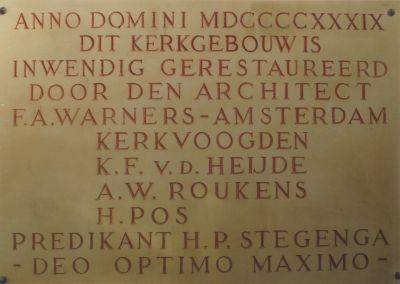 Gedenksteen
Gedenksteen in de zuid-ingang-  Bij inwendige restauratie in 1939-  De datum op de steen is niet op de offici  le Romeinse wijze opgenomen-  Het moet zijn MCMXXXIX-  Zie Werinon 66
Trefwoorden: Afbeelding