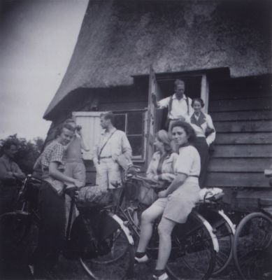 Tweede-Kortenhoefse-Molen
Leidse studenten bij de in 1942 afgebrande Tweede Kortenhoefse molen Zij kwamen op de fiets met tussenstop in Nieuwkoop
