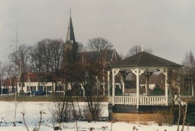 Muziektent
De muziektent stond toen nog aan de Slotlaan.
Op de achtergrond de Willibrordkerk.
