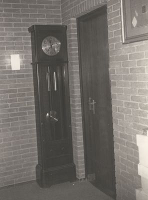 Geschenk
Staande klok met gongslag.
Aangeboden door de Bergse evacué-s ( meidagen 1940 ) op 13 augustus 1942.
