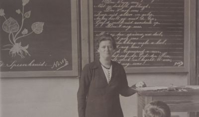 Mw-De-Geus
Onderwijzeres Mw. de Geus voor de klas van de Warinschool.
De Ver. Chr. Nat. Schoolonderwijs is gesticht op 28 oktober 1881
