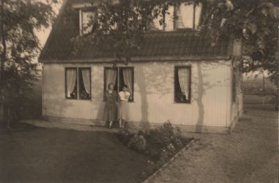 Dames-voor-huis
Huisje van Siewertsen-  Twee dames staan voor het huis waarvan links Jannie van de Kemp
Trefwoorden: Gebouw