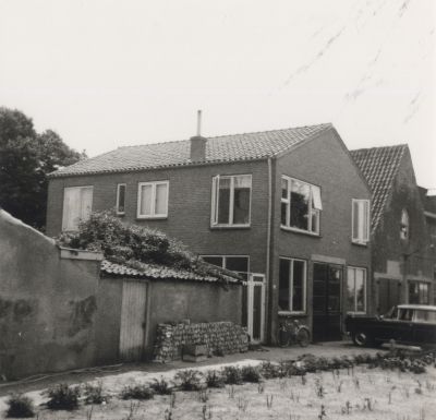 Gemeentewerf
Vooraanzicht Gemeentewerf-  In 1990 is deze gesloopt voor woningbouw-  Het huis werd bewoond door de fam A Lodeweegs
Trefwoorden: Gebouw